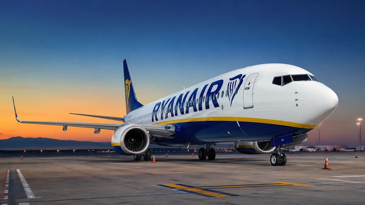 Avión Ryanair en tierra frente a la terminal, ilustrando el reembolso de las tasas de Ryanair
