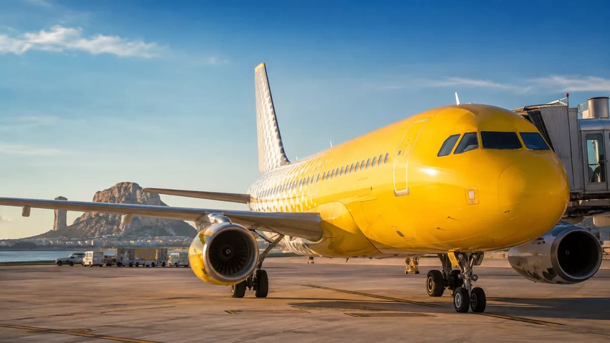 Avión amarillo de Vueling en tierra frente a la terminal, ilustrando el reembolso de las tasas de Vueling